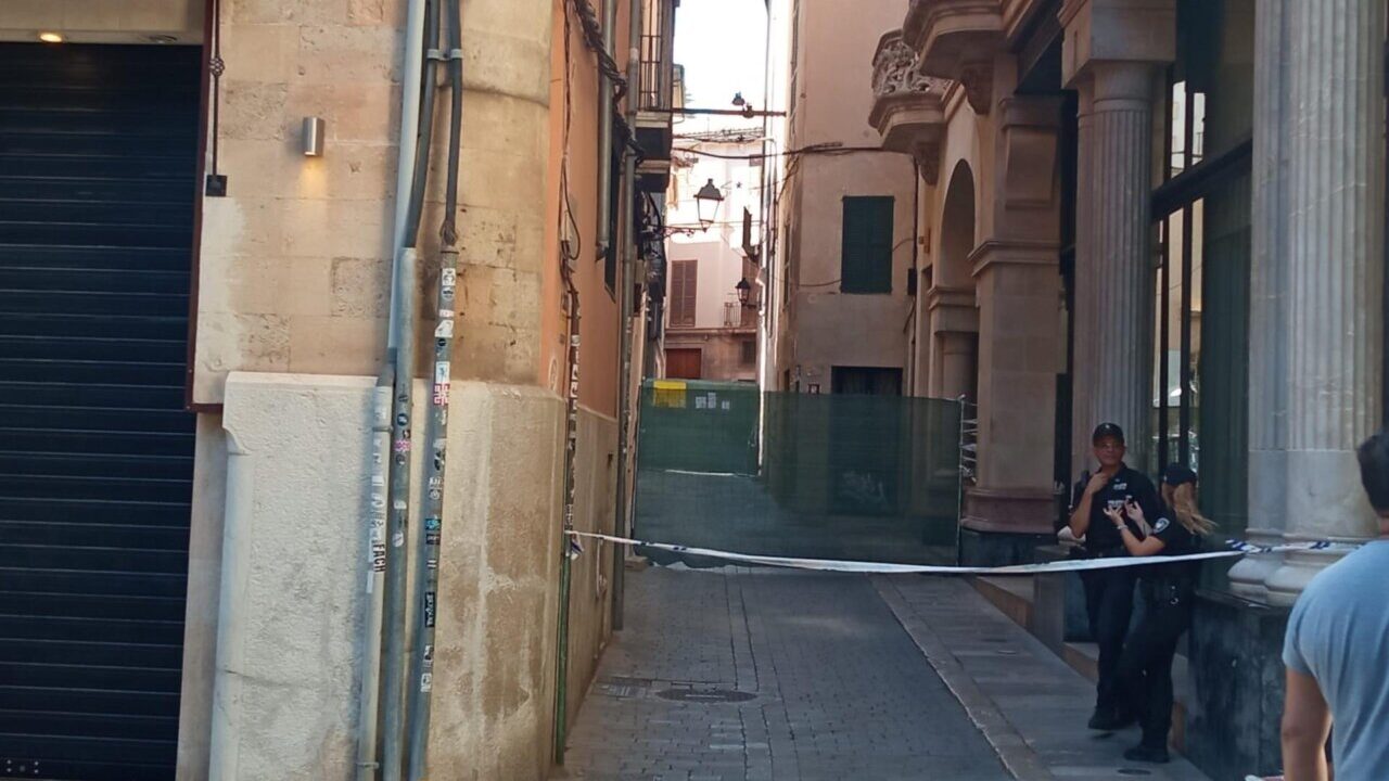Derrumbe de un edificio en Palma, calle Can Pueyo, con presencia policial.