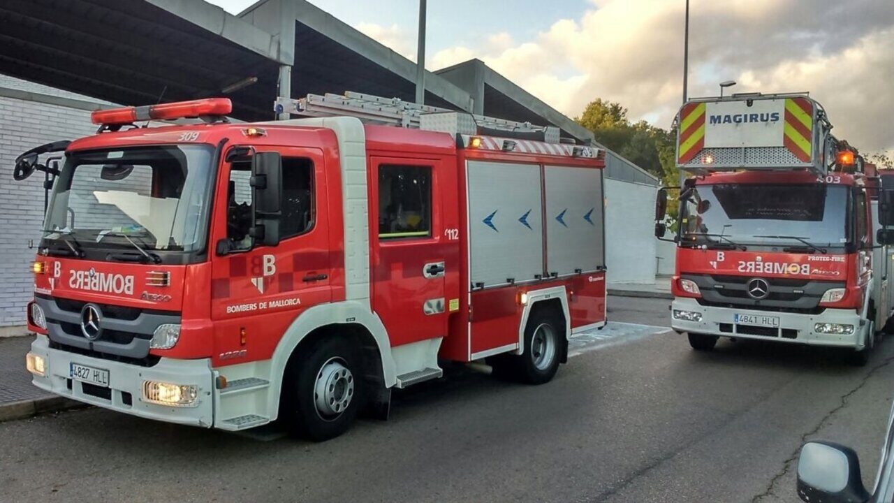 Camiones de bomberos en Palma tras un desalojo por un falso techo ca&iacute;do