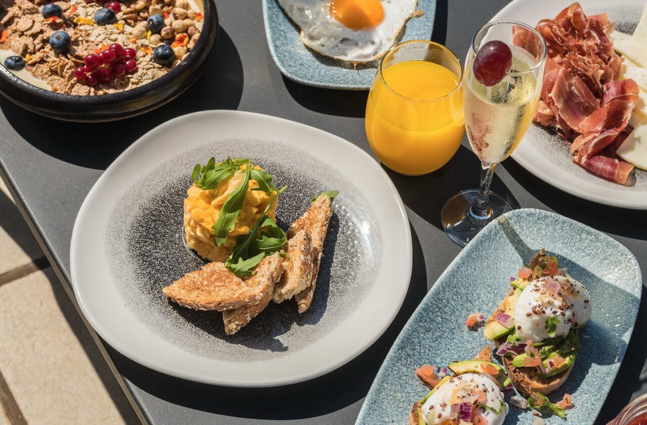 Plato de desayuno gourmet con huevos y tostadas en Mallorca