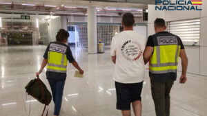 Polic&iacute;a Nacional deteniendo a un hombre en el aeropuerto de Mallorca