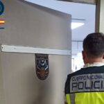 Agente de la Polic&iacute;a Nacional entrando a una oficina en Palma