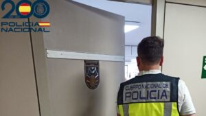 Agente de la Polic&iacute;a Nacional entrando a una oficina en Palma