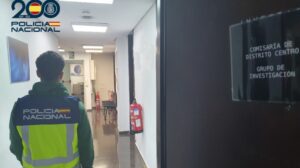 Agente de la Polic&iacute;a Nacional en la comisar&iacute;a de Distrito Centro