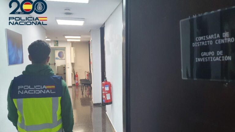 Agente de la Polic&iacute;a Nacional en la comisar&iacute;a de Distrito Centro