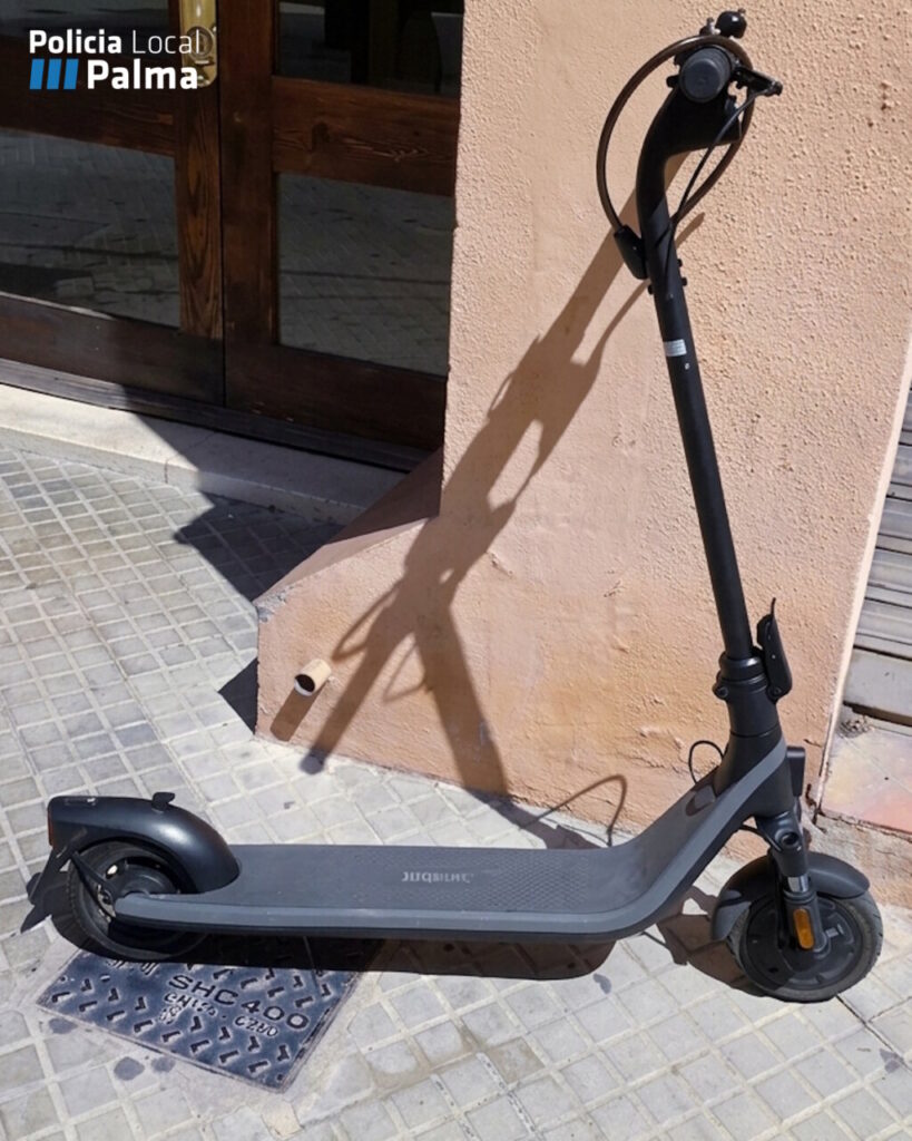Patinete el&eacute;ctrico abandonado en la acera de Palma