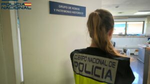 Agente del Cuerpo Nacional de Polic&iacute;a en la oficina del Grupo de Robos