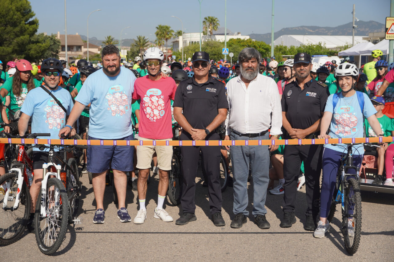 Participantes en la VII Diada Ciclista en Marratx&iacute; con bicicletas y camisetas coloridas.