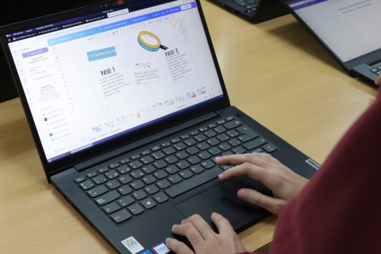 Persona usando un ordenador port&aacute;til para digitalizaci&oacute;n de procesos