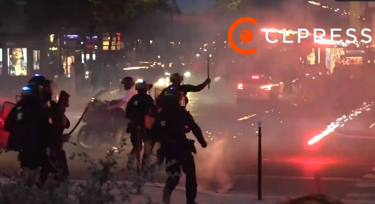 Polic&iacute;as enfrentando disturbios tras victoria del PSG en Par&iacute;s