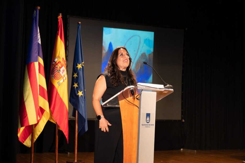 Doralice Souza presentando su obra en Calvi&agrave; durante la inauguraci&oacute;n