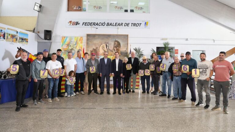 Participantes sosteniendo dorsales en el Gran Premi Nacional de Trot 2026