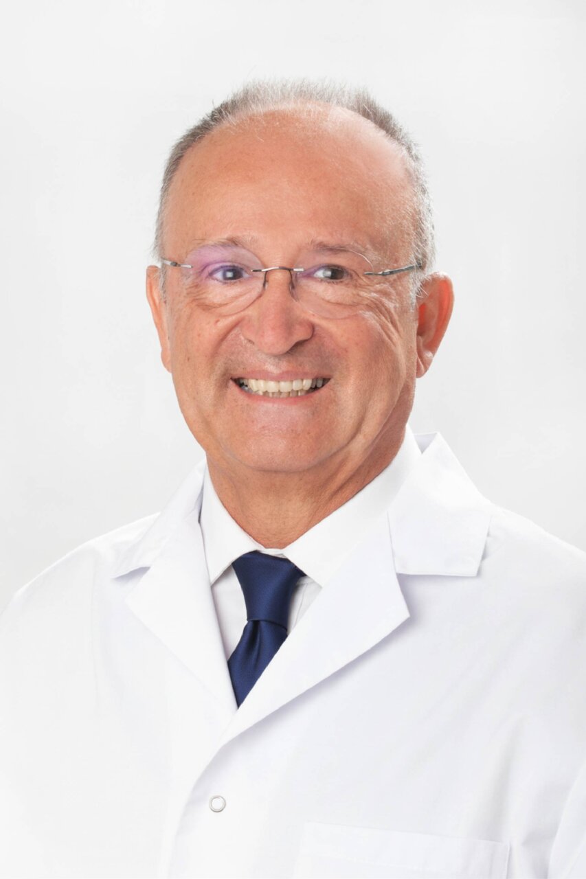 Dr. Luis Salvà Ladaria, director médico de Oftalmedic Salvà sonriendo en su consultorio