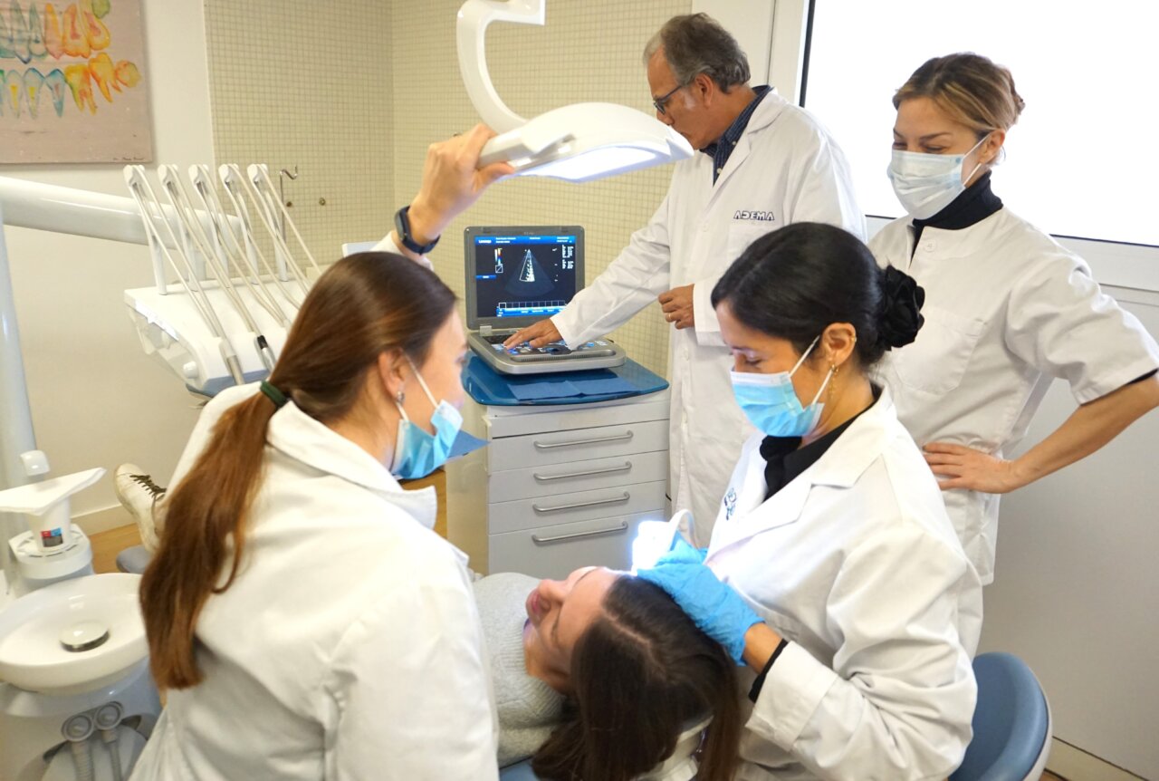 Estudiantes de odontología utilizando un ecógrafo en prácticas clínicas.