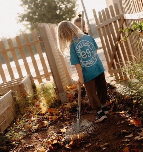 Ni&ntilde;o trabajando en un entorno educativo al aire libre en Mallorca