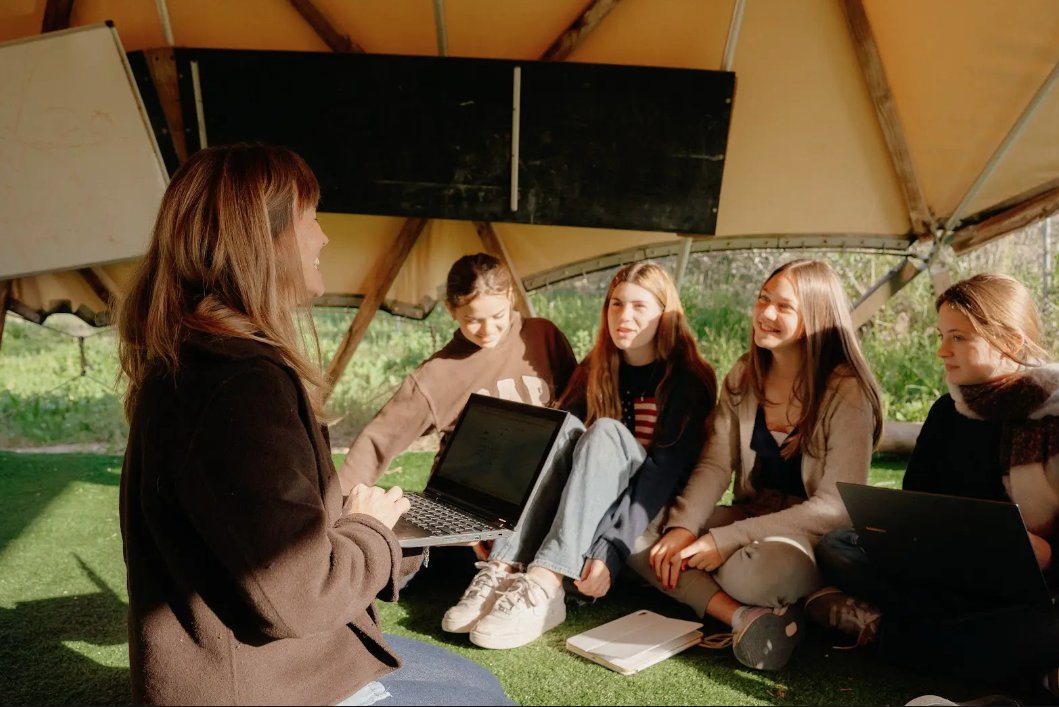 Grupo de estudiantes en un entorno educativo alternativo en Mallorca