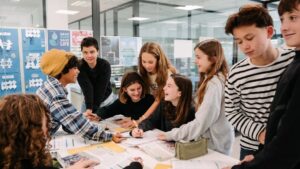 Grupo de estudiantes colaborando en un proyecto educativo en Mallorca