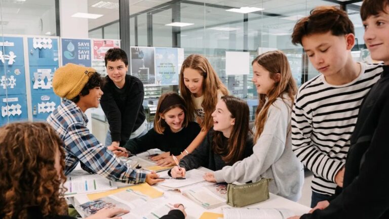 Grupo de estudiantes colaborando en un proyecto educativo en Mallorca