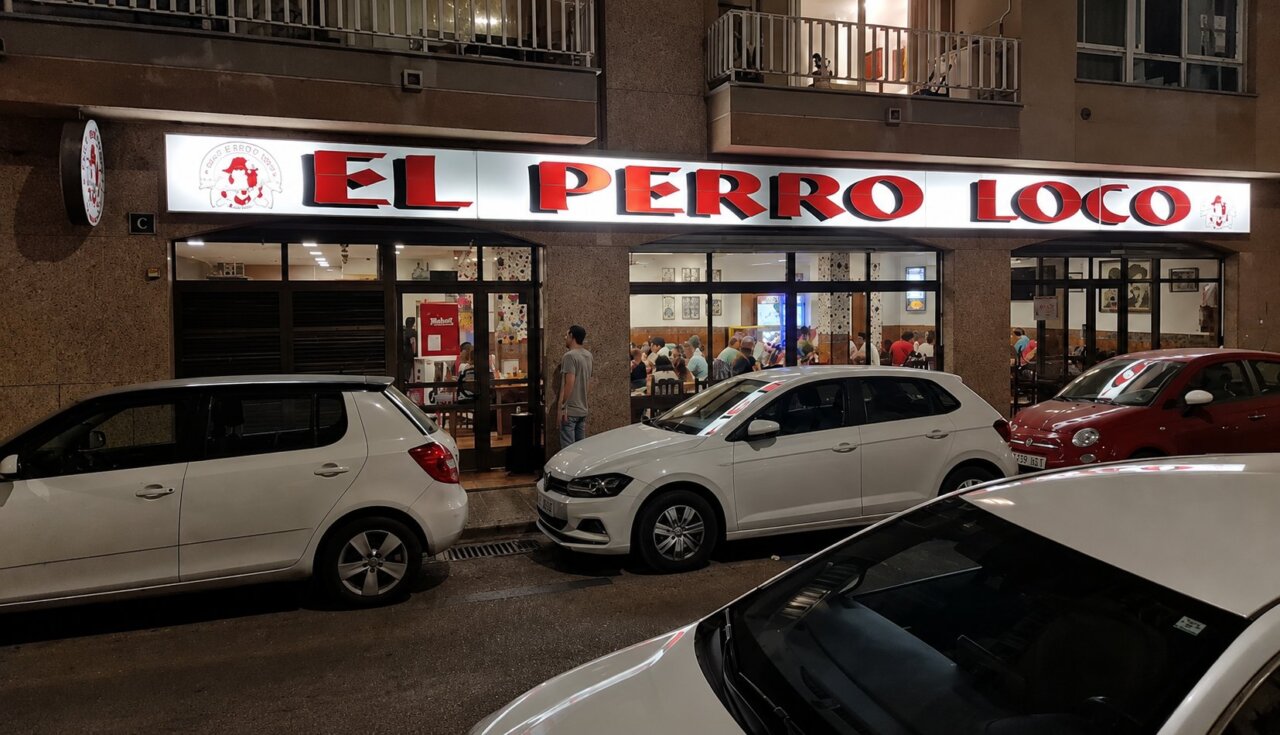 Exterior del restaurante El Perro Loco en Palma con coches estacionados