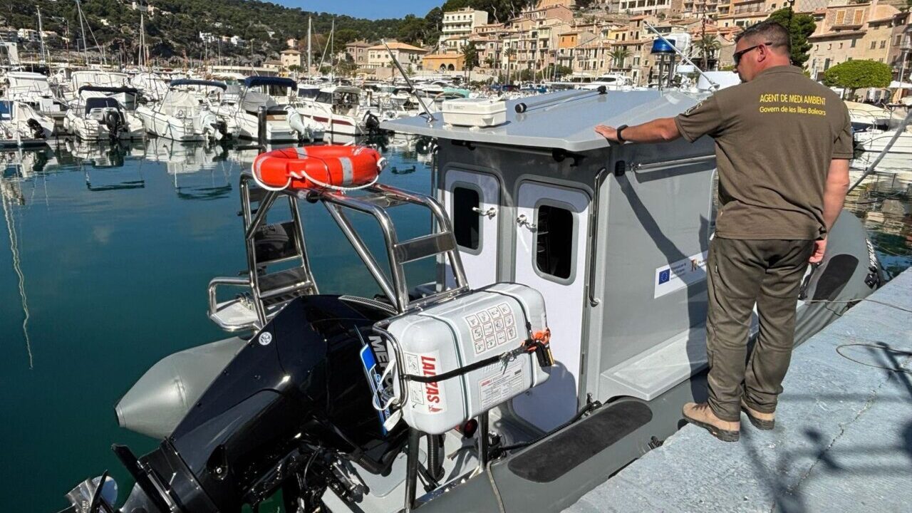 Embarcaci&oacute;n moderna de vigilancia ambiental en puerto de Baleares