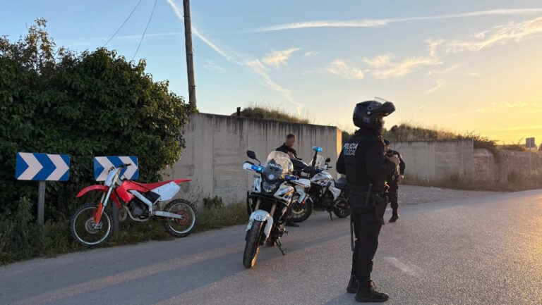 Embiste a un agente y huye hacia Son Banya a 120 km/h tras robar una moto