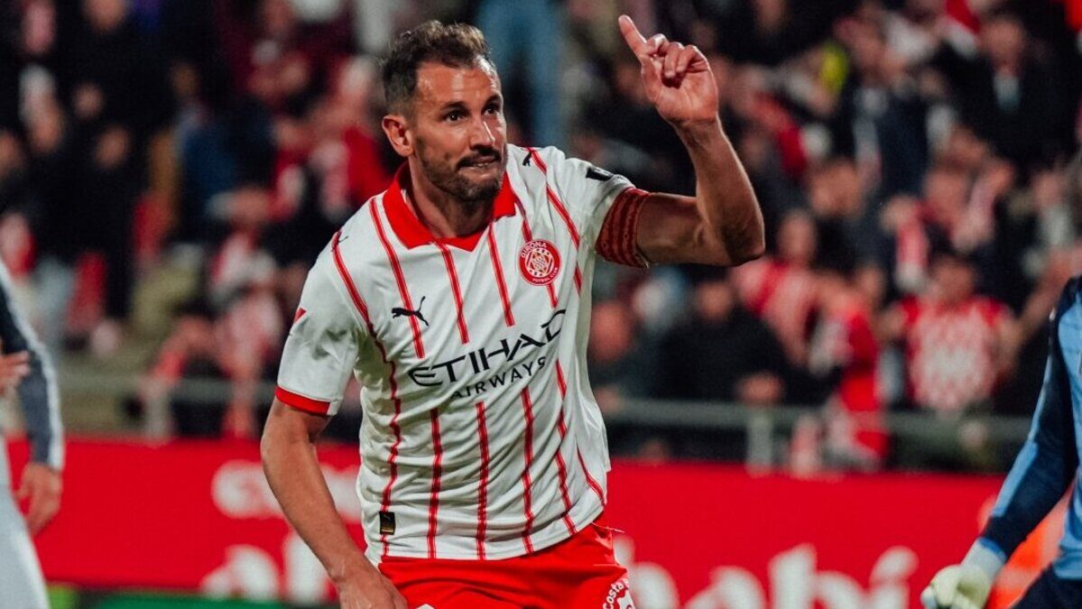 Jugador del Girona celebrando un gol en un partido de f&uacute;tbol