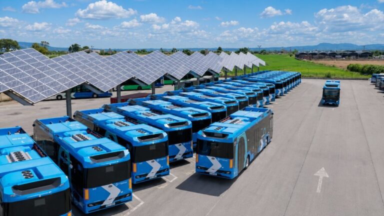 Nuevos autobuses eléctricos de la EMT en Palma bajo paneles solares