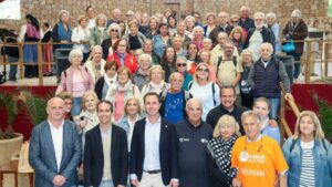 Grupo de mayores participando en un encuentro de convivencia en Lluc