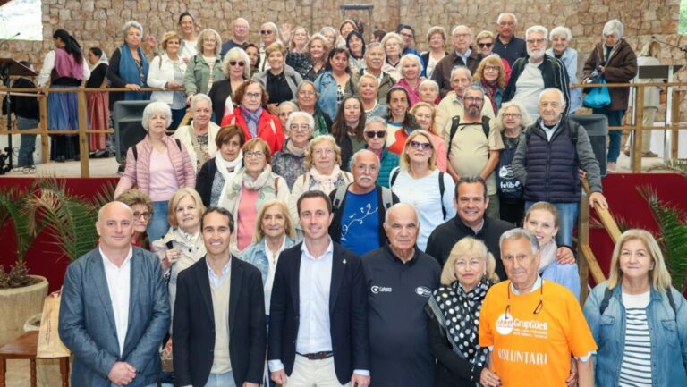 Grupo de mayores participando en un encuentro de convivencia en Lluc