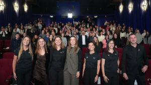 Grupo de personas en un evento de sostenibilidad en Buenos Aires.
