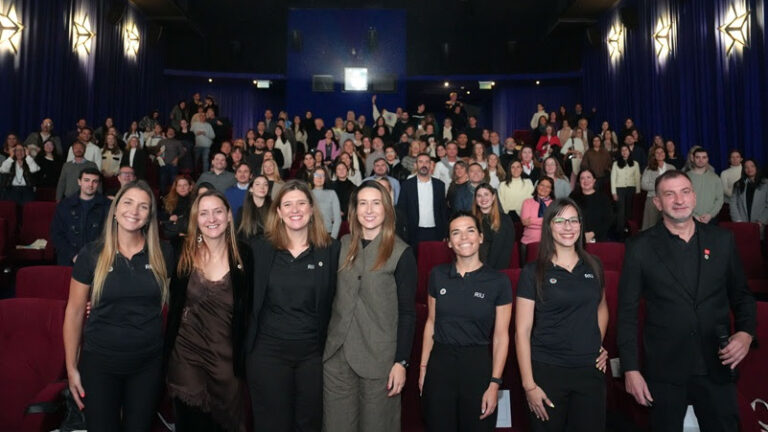 Grupo de personas en un evento de sostenibilidad en Buenos Aires.