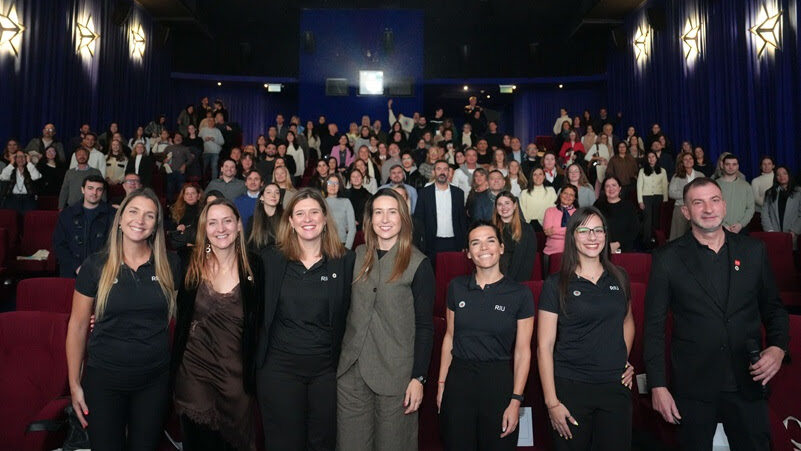 Grupo de personas en un evento de sostenibilidad en Buenos Aires.