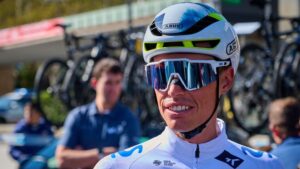 Enric Mas sonriente en el equipo Movistar durante el Giro de Italia 2026