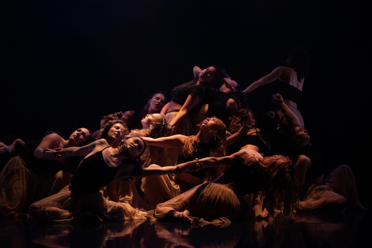 Grupo de bailarinas en una coreografía intensa y emotiva