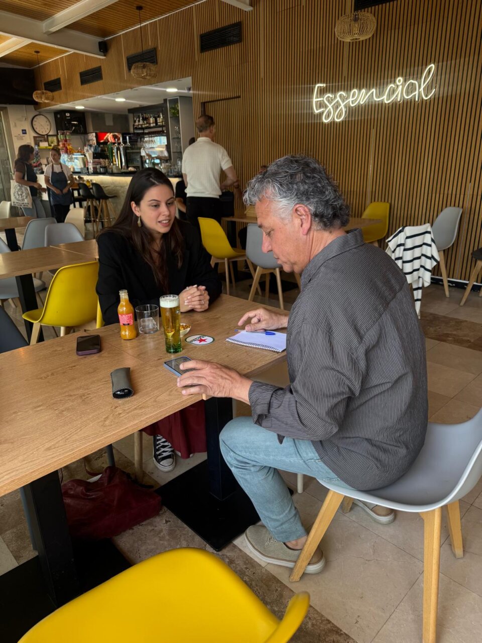 Águeda Morey conversando en un café con un hombre