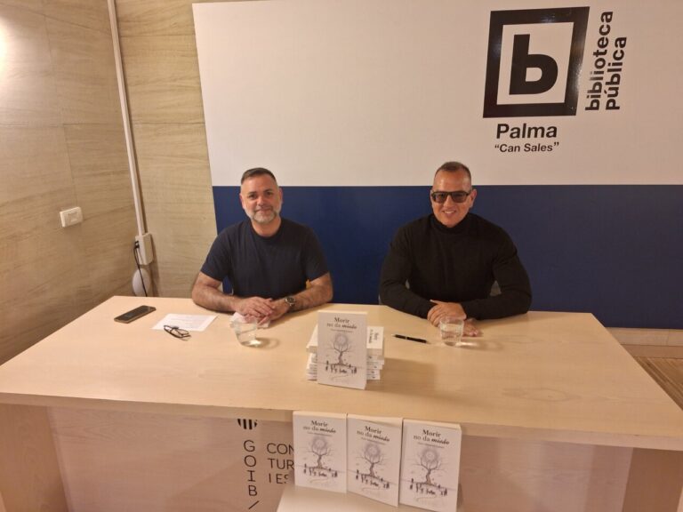 Víctor Almonacid en la presentación de su libro en Palma.
