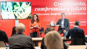 Rosa Carabel y Josu Mugarra en presentaci&oacute;n de Eroski