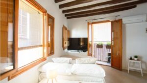 Interior de un estudio en alquiler en Palma con balc&oacute;n y aire acondicionado