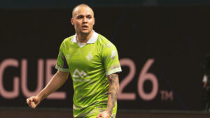 Fabinho celebrando un gol durante el partido de futsal