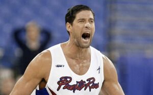 Jos&eacute; Picul&iacute;n Ortiz celebrando durante un partido de baloncesto