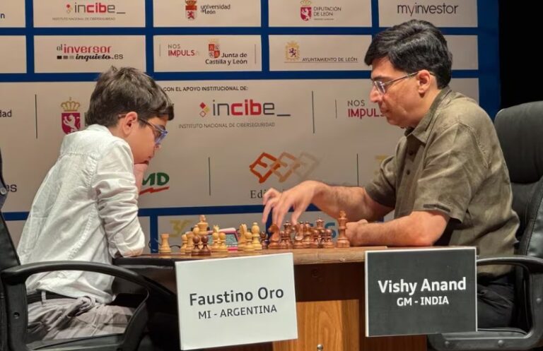 Faustino Oro y Vishy Anand jugando ajedrez en un torneo