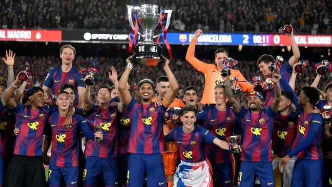 Jugadores del FC Barcelona celebrando el t&iacute;tulo de LaLiga 2026