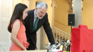 Felipe VI observa el proyecto de Valentina Garc&iacute;a en el Palacio Real.