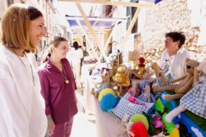 Visitantes observan productos artesanales en la Feria de Primavera en Campos