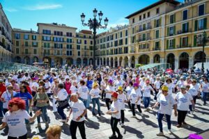 Grupo de personas mayores participando en una fiesta al aire libre en Palma