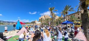 Fiesta de las Familias en el Parc de la Mar con actividades infantiles y asistentes