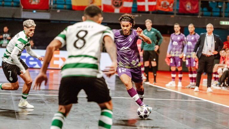 Jugadores compiten en la final de la Champions League de futsal 2026