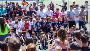 Ni&ntilde;os y adultos en el cierre de temporada de los Jocs esportius escolars en Llucmajor