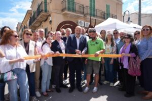 Inauguraci&oacute;n de la Fira del Caragol en Sant Jordi con asistentes sonrientes