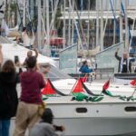 Activistas en una embarcaci&oacute;n de la flotilla hacia Gaza