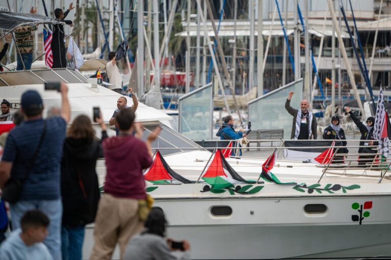 Activistas en una embarcaci&oacute;n de la flotilla hacia Gaza